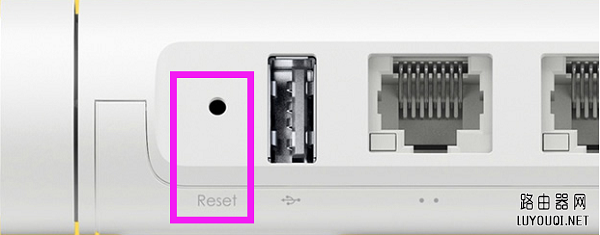 按住Reset小孔,把小米路由器恢复出厂设置